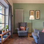 Apartment Ginger House